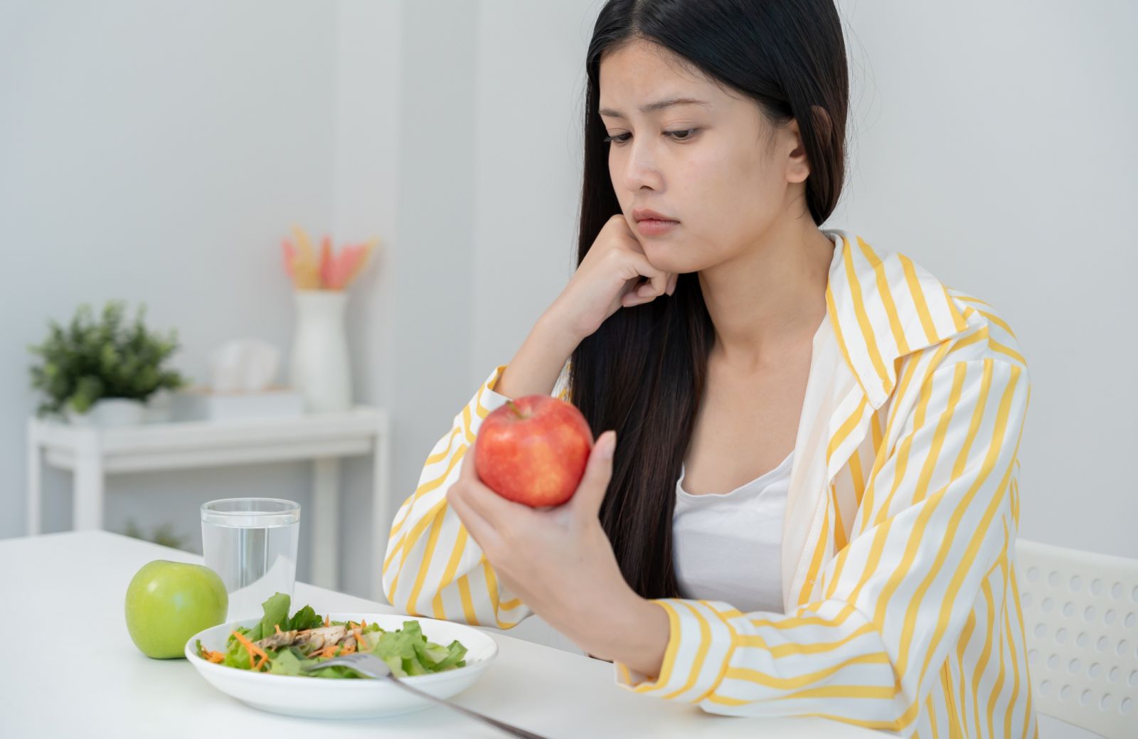 Ăn kiêng quá mức hoặc bỏ bữa ảnh hưởng tới nội tiết tố