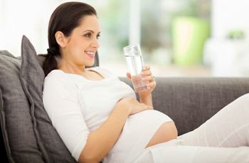 Để trị nám ở thời kì mang thai chị em nên giữ cho tâm trạng thoái mái, ăn nhiều rau xanh…